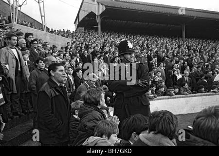 La foule de fans à la Den qui a aidé à Millwall FC jouer 59 matchs à domicile en 1964-1967 une ligne sans pertes. Banque D'Images