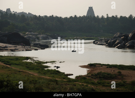 Vue sur la rivière avec temple, Hampi, Inde. Banque D'Images