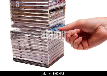 En tenant une pile de CD à partir de cds Banque D'Images