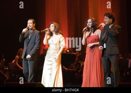 BUDAPEST - 09 janvier : Cotton Club Singers Band joue sur la scène au Sportarena Banque D'Images