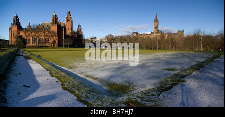 Photographie panoramique du parc Kelvingrove avec vue sur le Kelvingrove Art Gallery and Museum et l'Université de Glasgow. Banque D'Images