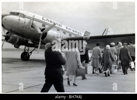 PASSAGERS AÉRIENS vintage années 1950-1960 Voyage aérien vacances étrangères d'après-guerre à l'étranger vol voyage d'embarquement image B+W des vacanciers anglais intrépides à bord d'un avion DC3 Channel Airways Vol aérien à Ostende Belgique Banque D'Images