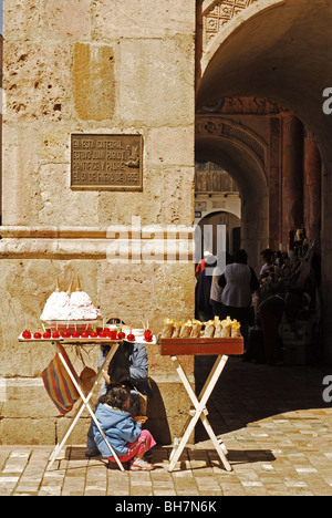 L'Equateur, Cuenca, vue de la crème glacée , l'amour et les pommes chips de banane affichée sur table en bois, une femme et un enfant assis togethe Banque D'Images