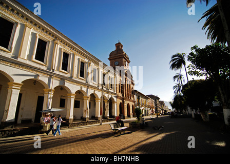 L'Équateur, Ibarra, low angle view d'une allée pavée bordant la place centrale avec des palmiers sur la droite, et un livre blanc l'époque coloniale Banque D'Images