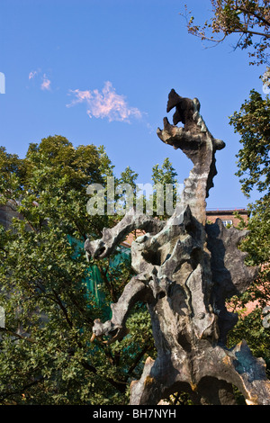 Le feu s'échappe de la dragon wawel sur une journée ensoleillée. un ciel bleu et les arbres servent d'arrière-plan Banque D'Images