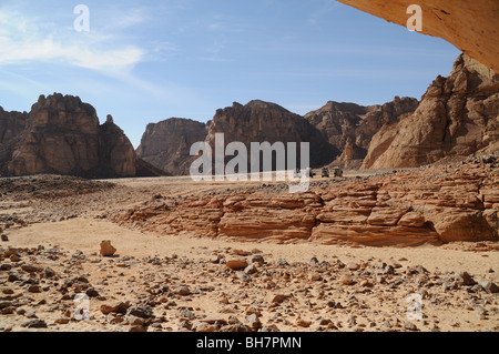 La vue donnant au safari jeep dans le désert rocheux, de la grotte des Nageurs dans le Gilf Kebir Région de l'ouest du désert, Sahara, l'Egypte. Banque D'Images