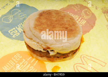 Œuf et fromage saucisse Mcdonalds mcmuffin breakfast sandwich muffin anglais sur l'emballage usa Banque D'Images