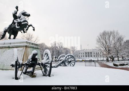WASHINGTON DC, USA - Statue du président Andrew Jackson dans le parc Lafayette, en face de la Maison blanche dans la neige. Avec cette statue dans le centre du parc, il était connu sous le nom de Jackson Park. Banque D'Images