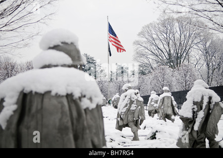 WASHINGTON DC, USA - Le Mémorial des anciens combattants de la guerre de Corée sur le National Mall sur un matin d'hiver après de fortes chutes de neige. Le Korean War Veterans Memorial, dévoilé en 1992, se trouve sur l'extrémité nord-ouest de la National Mall, non loin du Lincoln Memorial. Il est constitué de plusieurs éléments conçus par des personnes différentes et des groupes. Il a une empreinte triangulaire avec les principaux éléments d'être "La Colonne" composé de 19 soudures en acier inoxydable, chacun plus de 7 pieds de haut, et un mur de granit gravé sur les visages de milliers d'Américains qui ont perdu leur vie dans la guerre. À une extrémité du triangle, Banque D'Images