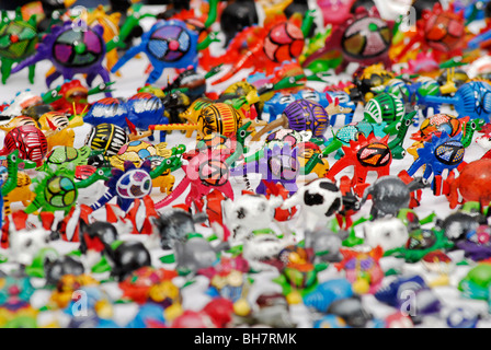 L'Équateur, Otavalo, grand nombre de jouets colorés affichés dans une ligne Banque D'Images