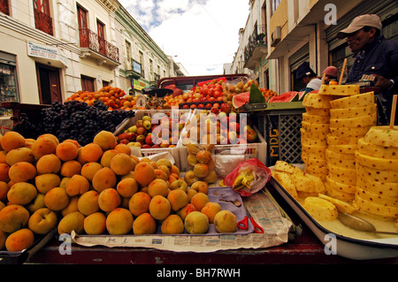 L'Équateur, Otavalo, vue de tas de couleurs et différents fruits dans des corbeilles affichée à l'arrière d'une camionnette utilisée comme Banque D'Images