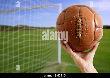 Vintage Football ballon en main de buts de soccer net fond d'herbe verte Banque D'Images