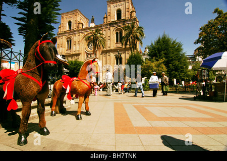 L'Equateur, Cuenca, petits chevaux faux sur le parc Abdon Calderon en face de la cathédrale de l'Immaculée Conception, certains pedes Banque D'Images