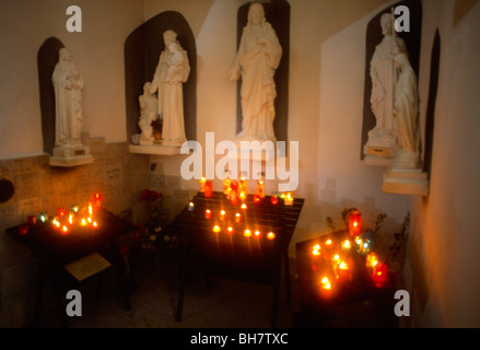 Sete France Languedoc-Roussillon Chapelle Notre Dame de Salette bougies devant la Statue du Christ Banque D'Images