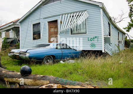 Une maison se dresse au sommet d'une voiture dans le Ninth Ward, La Nouvelle-Orléans. Banque D'Images