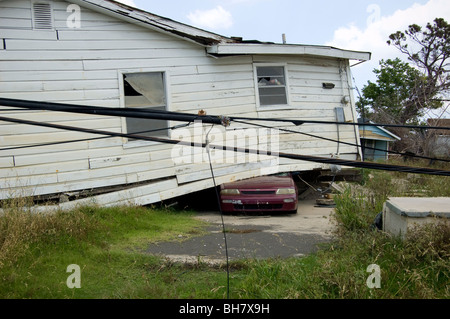 Une maison se dresse au sommet d'une voiture dans le Ninth Ward, La Nouvelle-Orléans. Banque D'Images