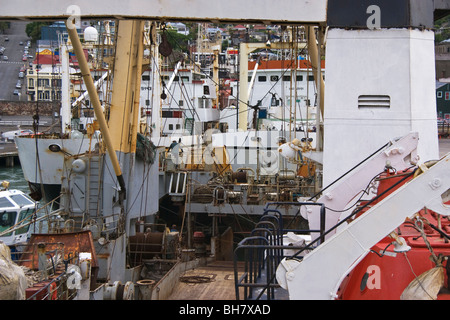 Chalutiers amarrés les uns contre les autres tout en n'étant pas au travail entre les saisons de pêche . Banque D'Images