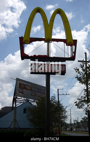 Un McDonald's sign partiellement détruit par l'ouragan Katrina. Banque D'Images