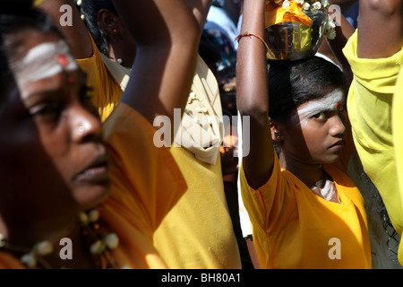 Les hindous qui participent à Thaipusam, lors d'un pèlerinage au Batu Caves au nord de Kuala Lumpar dans Malaysaia. Banque D'Images