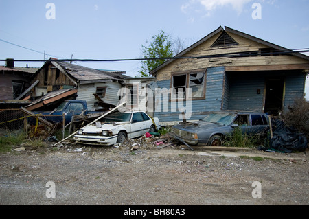 Voitures et maisons se trouvent dans les décombres 9 mois après l'ouragan Katrina, dans le bas Ninth Ward, La Nouvelle-Orléans. Banque D'Images