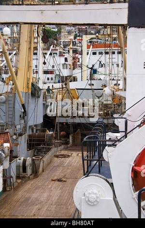 Chalutiers amarrés les uns contre les autres tout en n'étant pas au travail entre les saisons de pêche . Banque D'Images