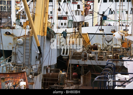 Chalutiers amarrés les uns contre les autres tout en n'étant pas au travail entre les saisons de pêche . Banque D'Images