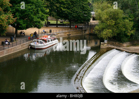 Bateaux sur la rivière Avon, à la Weir près de Pultney Bridge dans le centre de Bath, Royaume-Uni. Banque D'Images