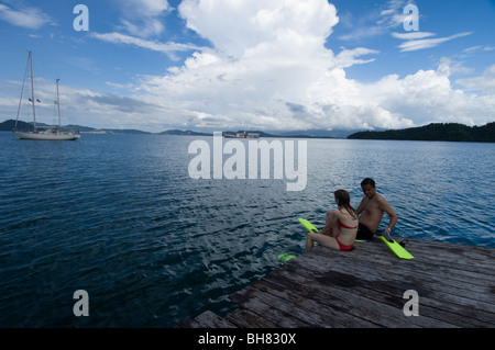 Couple en vacances de plongée, Gayana Eco-Resort, Gaya, l'île de Sabah, en Malaisie orientale. Banque D'Images