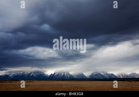 Le Teton Range sur un jour de tempête en octobre. Banque D'Images