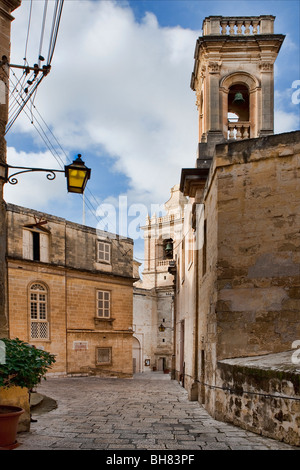 Alley et église dans une rue de l'île de Malte Malte Europe Mdina Banque D'Images