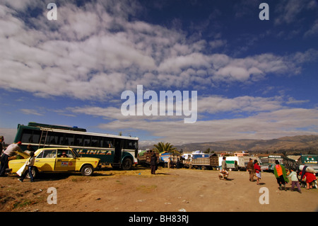 L'Équateur, de Saquisili, low angle view of road avec des gens à l'arrière-plan contre le ciel Banque D'Images