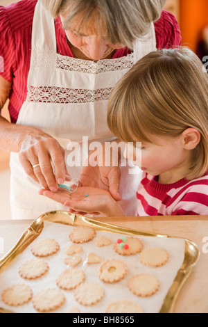 Grand-mère et petit-fils des biscuits de traitement au four Banque D'Images