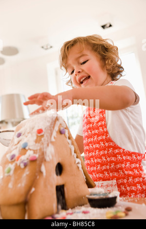 Jeune garçon baking cake house Banque D'Images