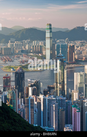 La Chine, Hong Kong, Victoria Peak. Vue sur Hong Kong depuis le Victoria Peak. L'horizon du centre est en dessous de la crête Banque D'Images