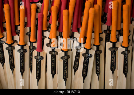 Fait main récemment Newbery Cricket Bats vous attendent à l'atelier d'expédition Newbery à Hove. Photo par James Boardman Banque D'Images