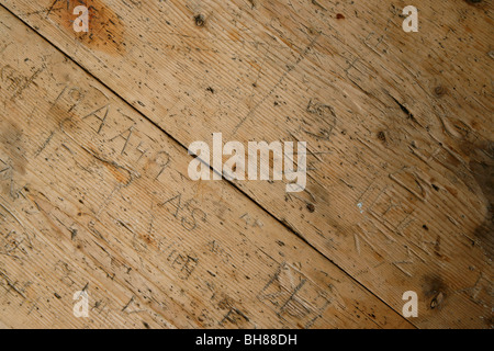 Détail des inscriptions dans une table en bois Banque D'Images