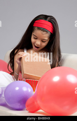 Girl opening gifts Banque D'Images