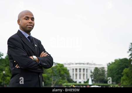 Portrait d'un homme debout en face de la Maison Blanche, Washington DC, USA Banque D'Images