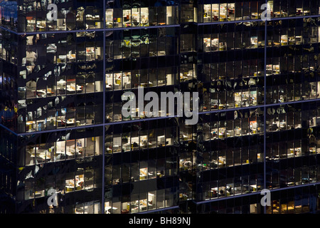 Détail d'un gratte-ciel illuminés la nuit, Melbourne, Victoria, Australie Banque D'Images