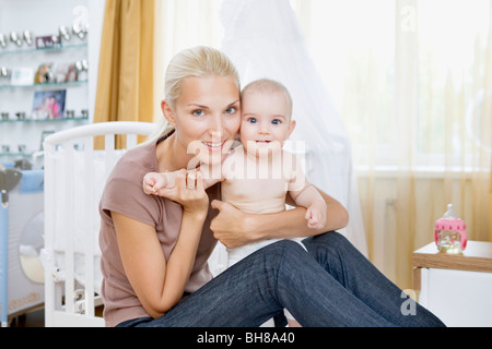 Une femme et son bébé dans une crèche Banque D'Images
