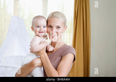 Une femme et son bébé dans une crèche Banque D'Images