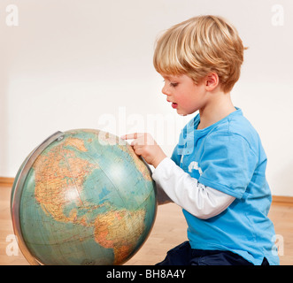 Garçon avec des blocs de construction de jouets Banque D'Images