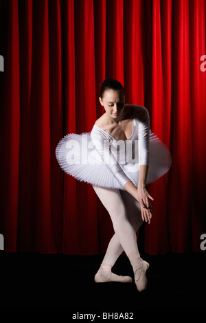 Un danseur de ballet posant sur une scène Banque D'Images