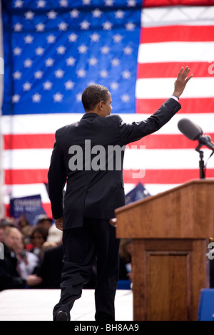 Candidat à la présidence, Barack Obama, courbes à foule est encadrée contre drapeau américain au rally Banque D'Images