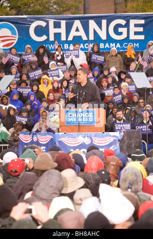 Le sénateur américain Barack Obama parlant à podium présidentiel sous une pluie battante au rassemblement le 28 octobre 2008, à Widener University Banque D'Images