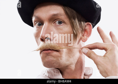 Un homme se tordant sa moustache Banque D'Images