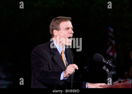 Le sénateur américain Mark Warner s'exprimant lors de l'élection présidentielle de Barack Obama rassemblement à Verizon Wireless Virginia Beach Amphitheater Banque D'Images