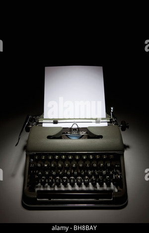 Une vieille machine à écrire à l'ancienne avec du papier Banque D'Images