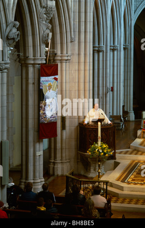 Le dimanche de Pâques avec des fleurs de l'église Sacré Coeur & bannières prêtre de la Chaire Banque D'Images