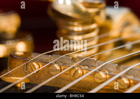 Les cordes sur une Guitare Gretsch, détail. montrant comment elles sont tendues sur le pont. Banque D'Images